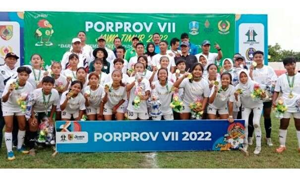 Pemain tim putri Banyuwangi merebut medali emas setelah juara sepakbola putri Porprov Jatim VII 2022.(Foto: Guido Saphan/Ngopibareng.id)