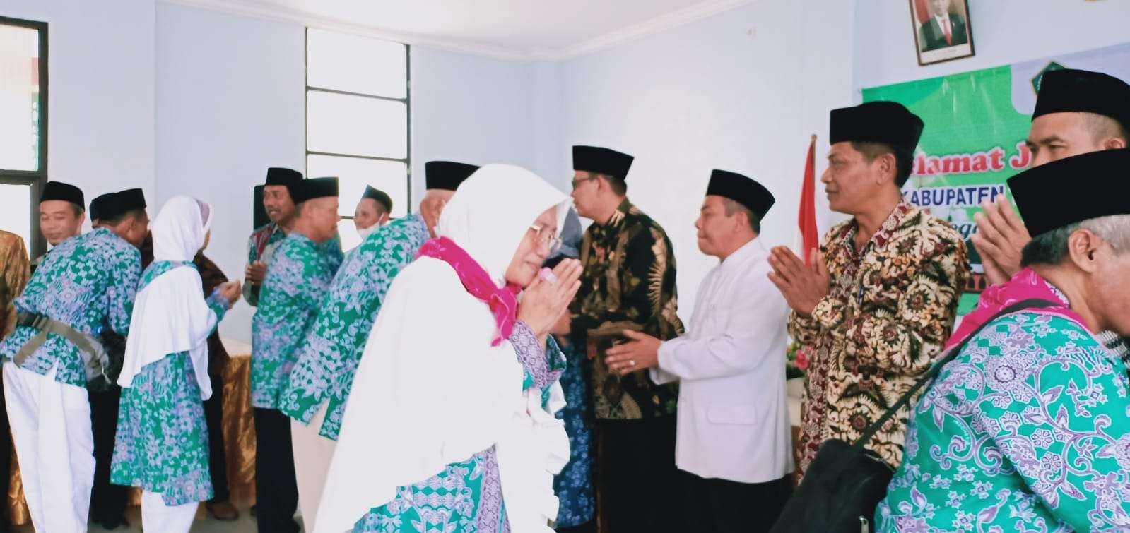 Prosesi pemberangkatan belasan jemaah haji cadangan asal Kabupaten Tuban (Dok. Kemenag Tuban)