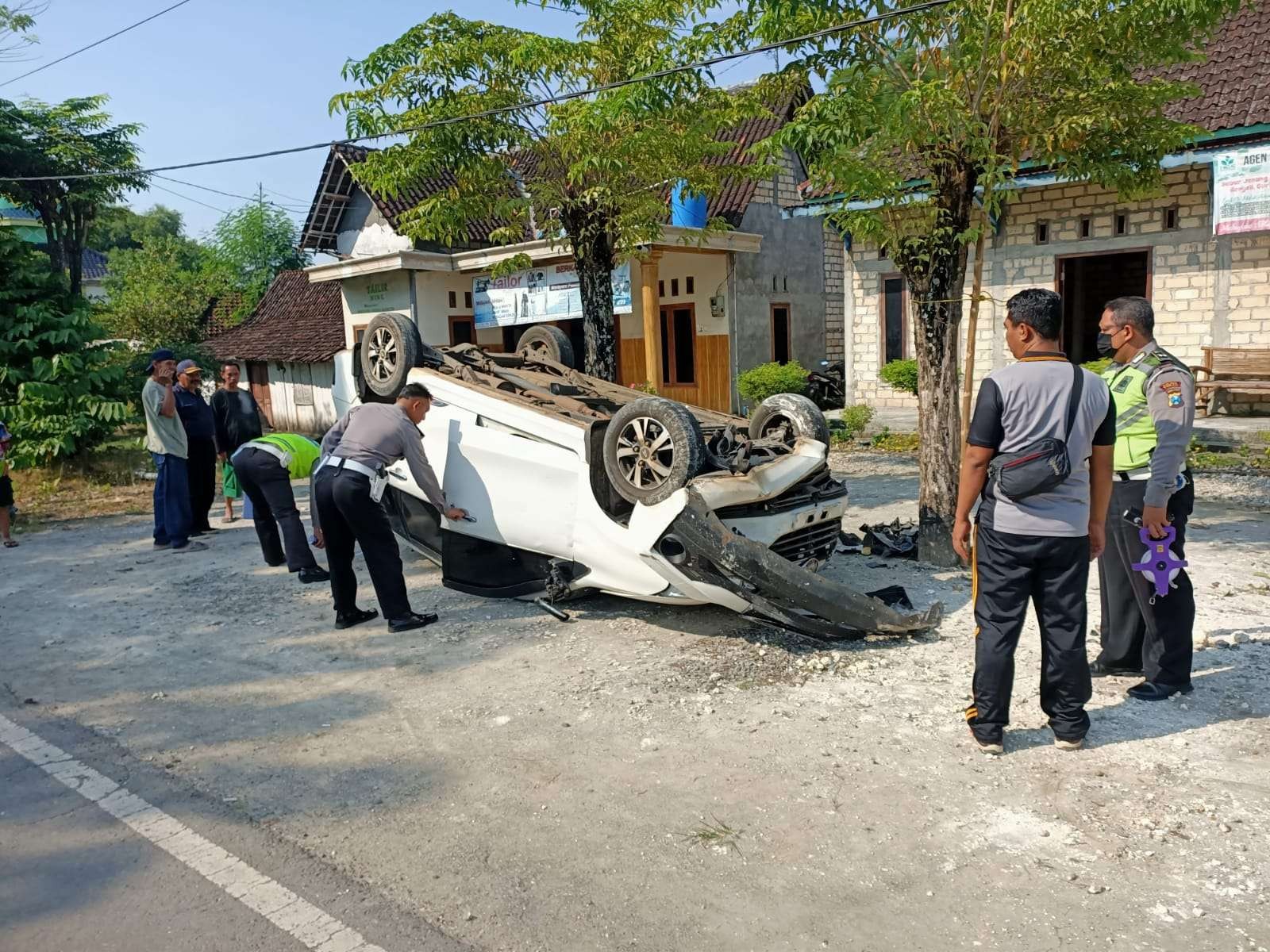 Kondisi mobil Xenia terguling, usai menghantam anggota polisi di Tuban hingga meninggal dunia di TKP. (Foto: Dokumentasi Satlantas Polres Tuban)