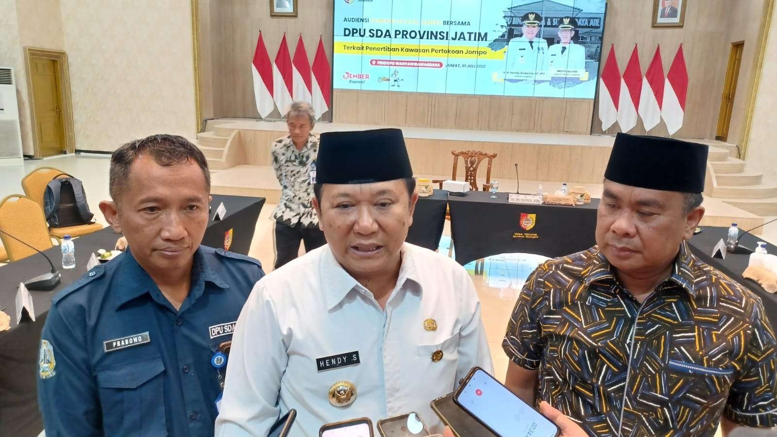 Bupati Jember Hendy Siswanto dan Kepala Dinas Pekerjaan Umum Sumber Daya Air Provinsi Jawa Timur (Foto: Istimewa)