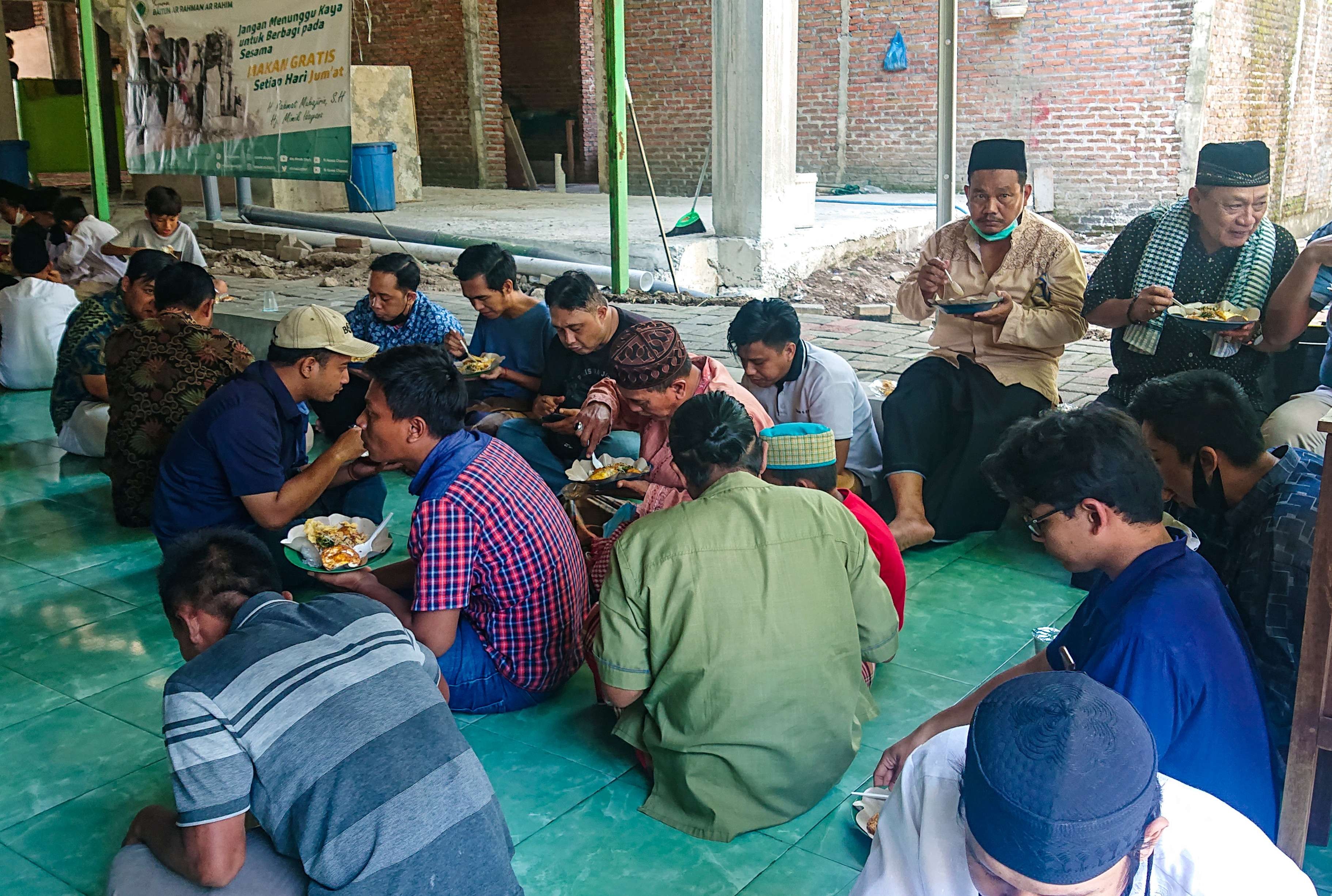 Suasana makan bersama jemaah di masjid usai salat Jumat (Foto :Aini/Ngopibareng.id)