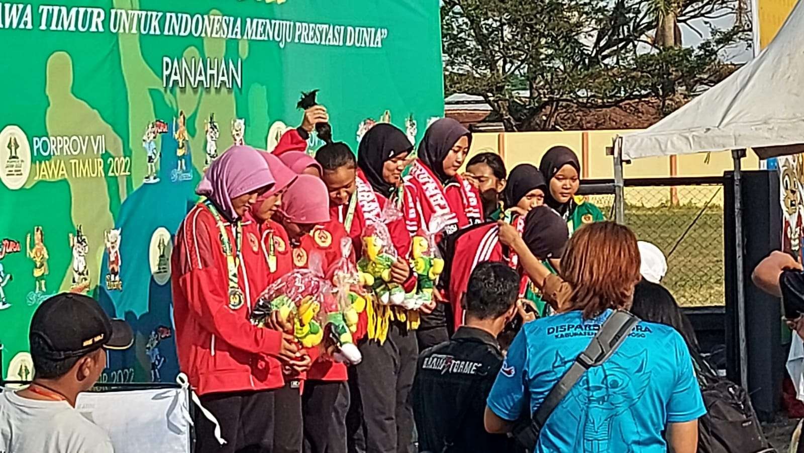 Tim Panahan Surabaya menerima medali di Porprov VII Jatim. (Foto: Istimewa)