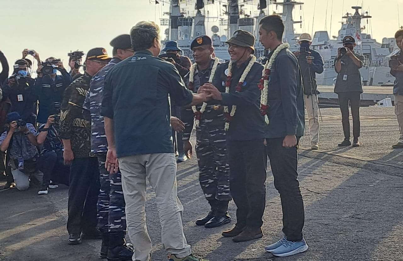Menko PMK, Muhadjir Effendy bersama Panglima Koarmada II menyambut kedatangan laskar rempah di Dermaga Madura, Koarmada II Surabaya. (Foto: Pita Sari/Ngopibareng.id)
