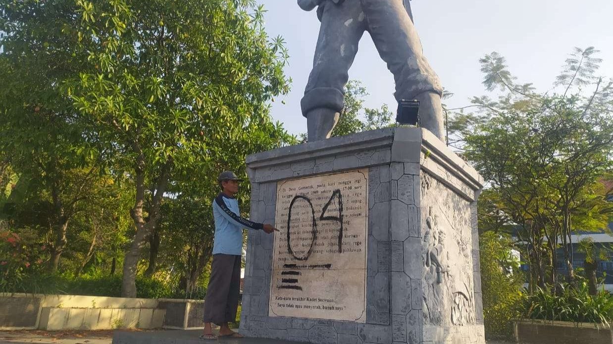 Patung Kadet Suwoko, salah satu pahlawan kebangaan warga Lamongan menjadi sasaran aksi vandalisme. (Foto:Imron Rosidi/Ngopibareng.id)