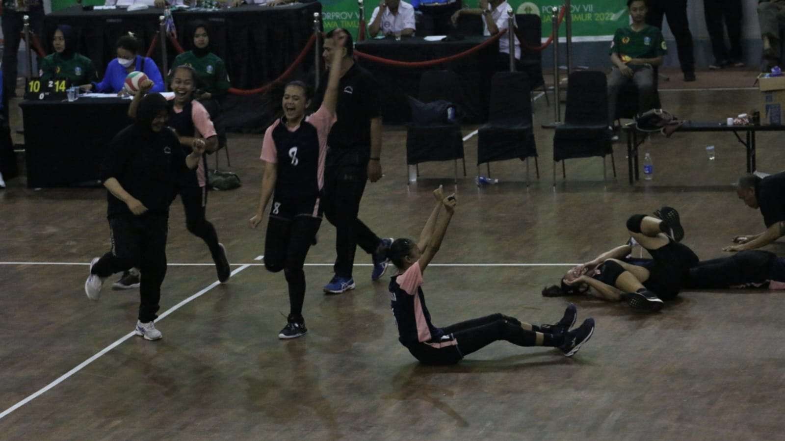 Pemain Voli Indoor Putri Surabaya melakukan selebrasi menyambut kemenangan di laga final Porprov VII Jatim 2022. (Foto: Fariz Yarbo/Ngopibareng.id)