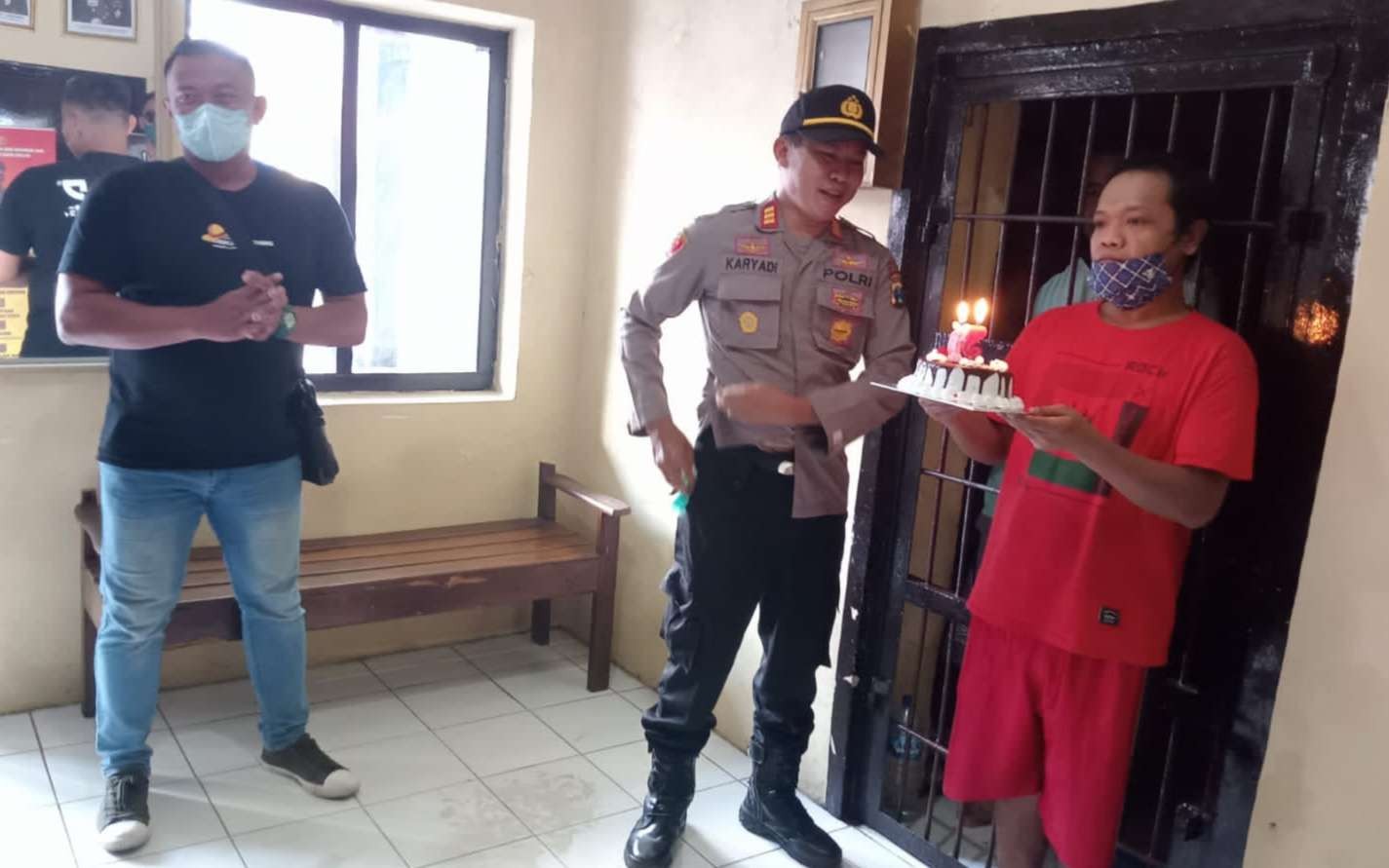 Liyadi tahanan Polsek Sempu mendapatkan kejutan dari Kapolsek Sempu. Hari ulang tahunnya bertepatan dengan HUT Bhayangkara. (Foto: Istimewa)