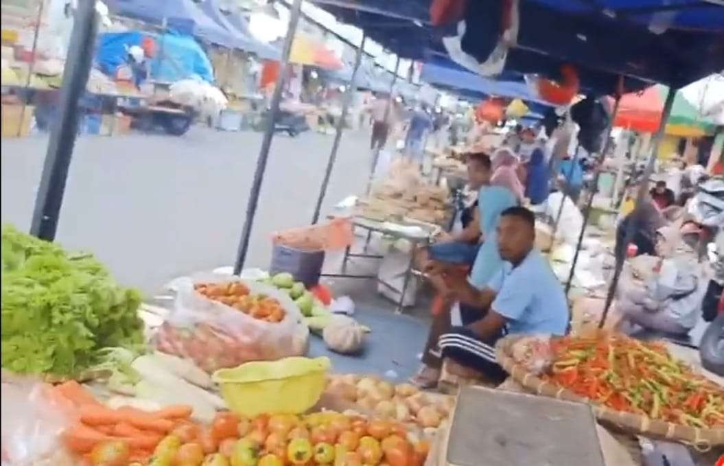 Pedagang sedang menunggu pembeli di Pasar Tanjung Jember (Foto:Istimewa)