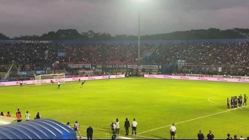Adu penalti babak 8 besar Piala Presiden antara Arema FC versus Barito Putera (Foto: Lalu Theo/Ngopibareng.id)
