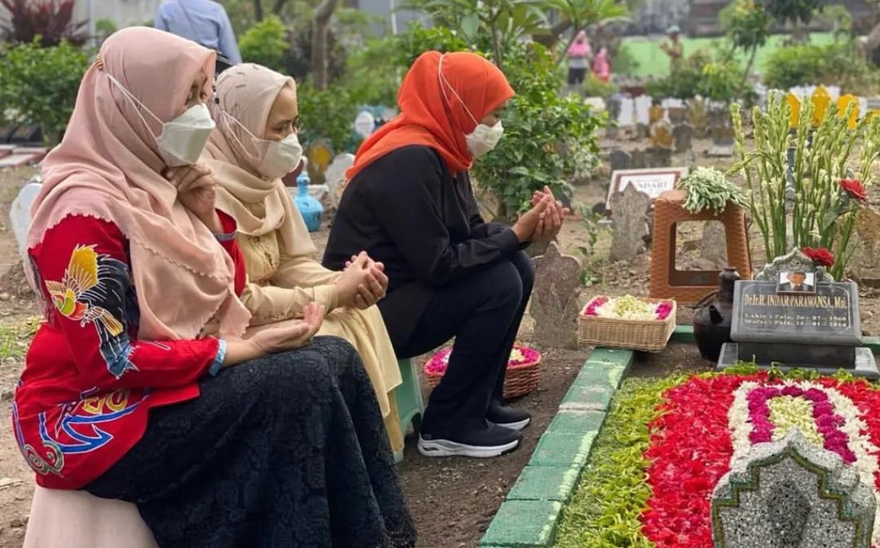 Gubernur Jatim, Khofifah Indar Parawansa yang berziarah di makam sang suami di TPU Wonocolo (Foto: Instagram @khofifah.ip)