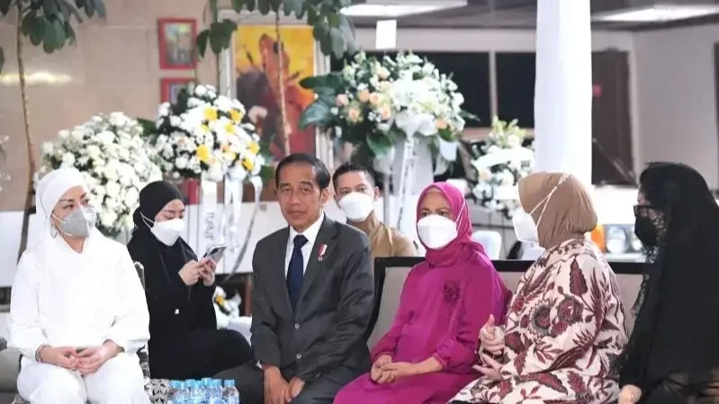 Presiden bersama Ibu Iriana Jokowi takziah ke rumah duka almarhum Tjahjo Kumolo. (Foto: Ant)