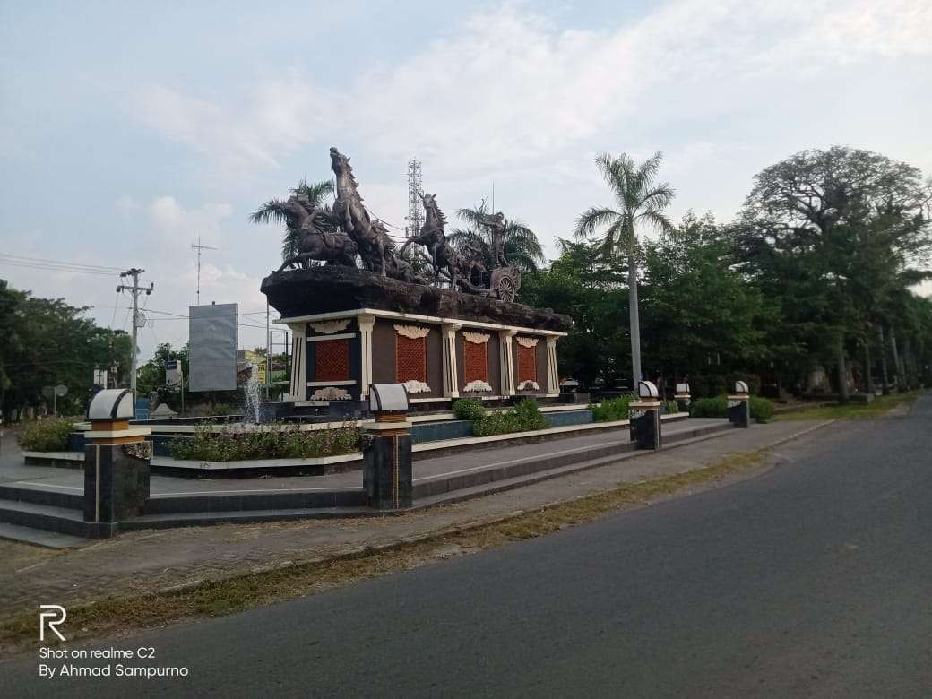 Patung Arjuna Wiwaha dibangun tahun 2017 lalu, berdiri kokoh di ujung timur Taman Seribu Lampu Cepu. (Foto: Istimewa)