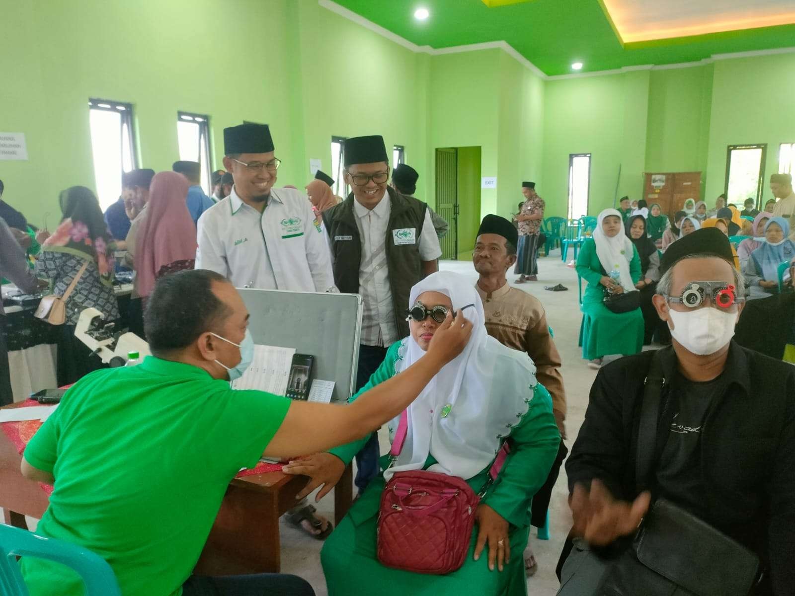 Realisasi program berbagi sepuluh ribu kacamta gratis yang digelar Lembaga Amil Zakat, Infaq dan Shadaqah Nahdlatul Ulama (NU Care-Lazisnu) Jawa Timur di PCNU Nganjuk, Sabtu 2 Juli 2022. (Foto: Istimewa)
