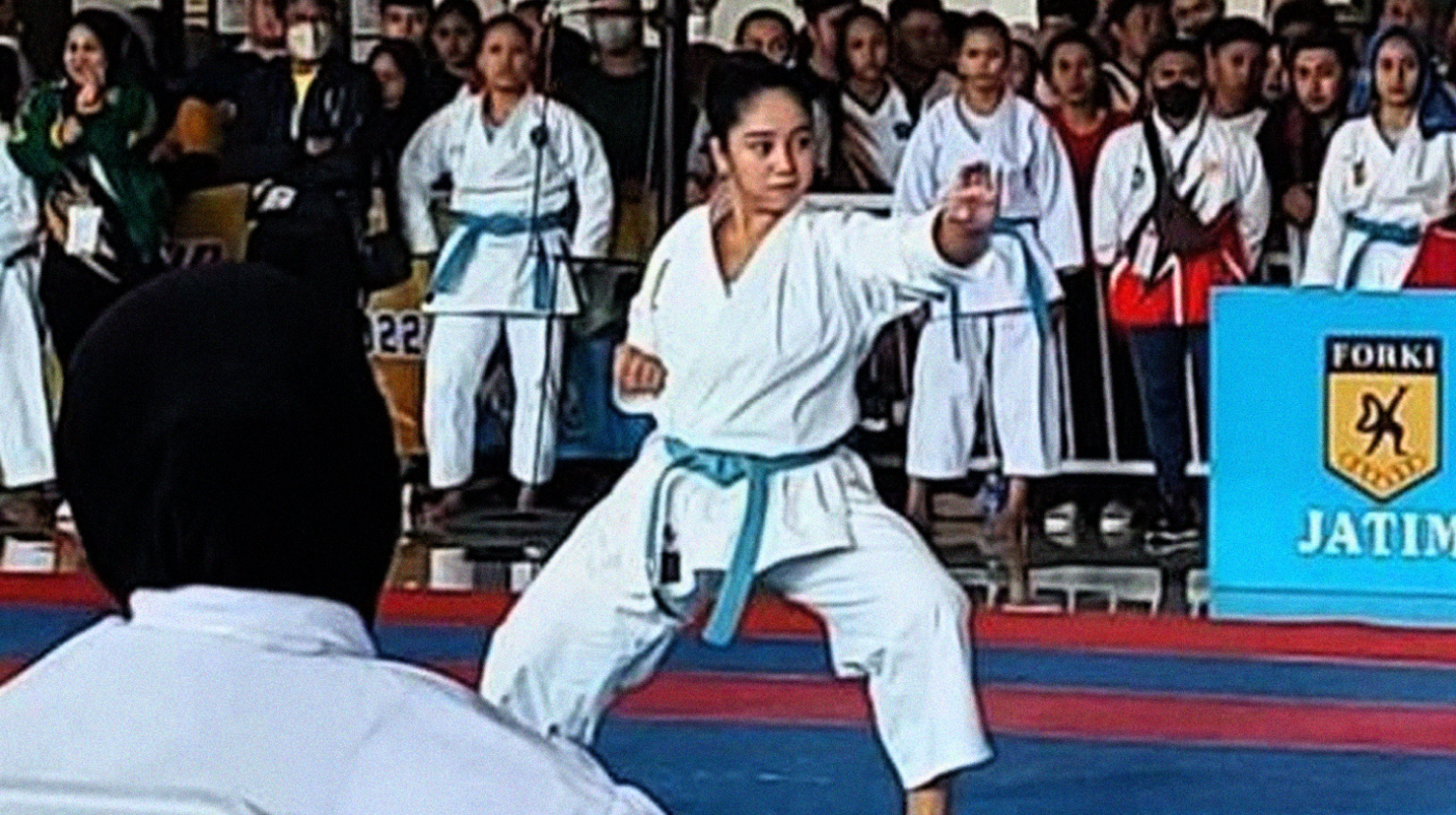 Karateka putri bertanding di nomor kata perorangan cabor karate Porprov Jatim VII 2022.(foto: istimewa)
