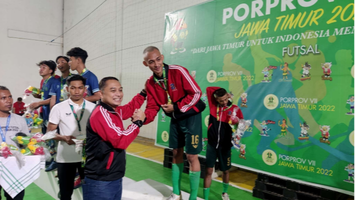 Walikota Surabaya, Eri Cahyadi saat menyerahkan medali kepada tim futsal Surabaya usai juara di ajang Porprov VII Jatim 2022 di Jember, Minggu 3 Juli 2022. (Foto: Fariz Yarbo/Ngopibareng.id)