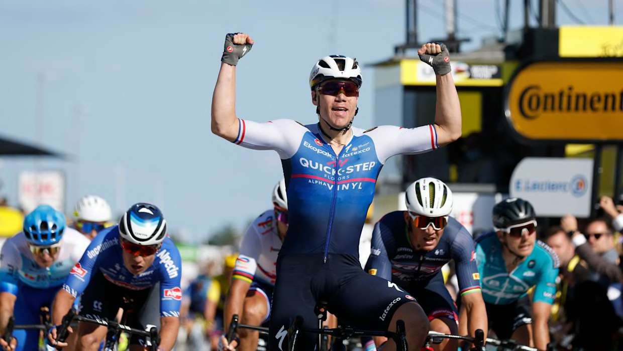 Fabio Jakobsen (Quickstep-AlphaVynil) berhasil menjadi juara etape 2 Tour de France mengalahkan Wout van Aert (Jumbo-Visma) dan Mad Pedersen (Trek-Segafredo).