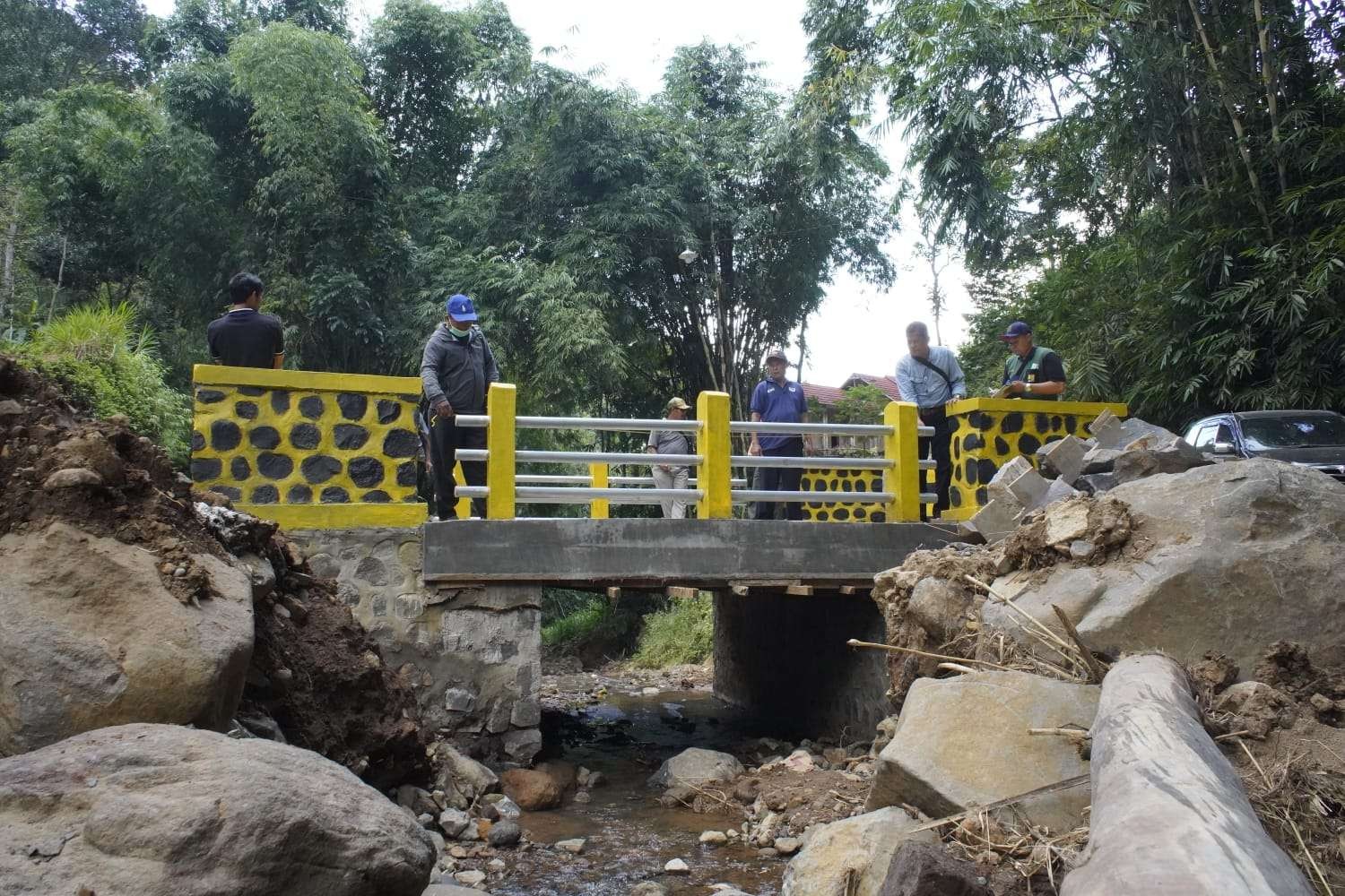 Jembatan yang rusak diterjang banjir bandang dibangun kembali oleh Pemkab Kediri. (Foto: Ist)