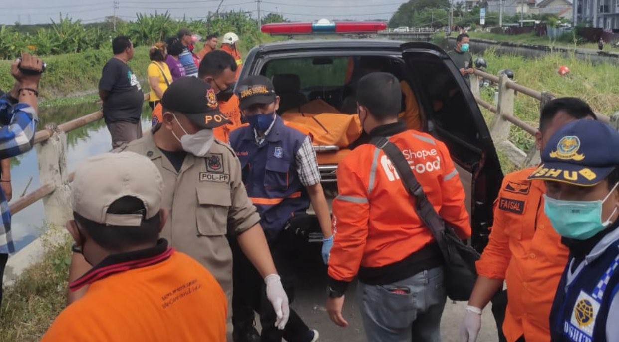 Proses evakuasi jenazah pria gantung diri di Jembatan SMPN 34 Surabaya. (Foto: BPBD Surabaya)