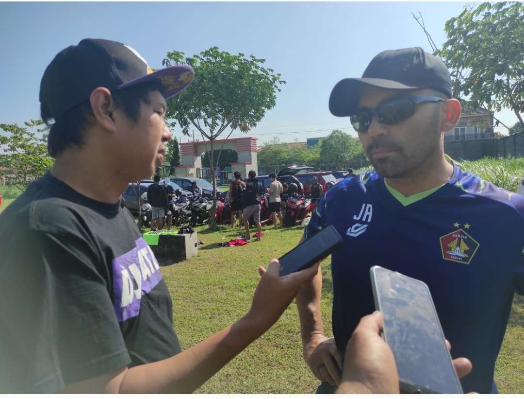 Javier Roca saat wawancara soal rencana laga uji coba lawan Persebaya Jelang Liga 1.  (Foto: Fendhy Plesmana/Ngopibareng.id)