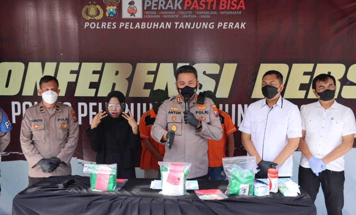 Pihak kepolisian saat menunjukkan barang bukti sabu-sabu yang diambil dari Madura dan akan diantar ke Pasuruan. (Foto: Dokumentasi Polres Pelabuhan Tanjung Perak)