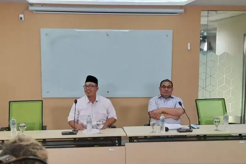 Presiden Aksi Cepat Tanggap (ACT) Ibnu Khajar (kanan) dalam konferensi pers di Kantor ACT Jakarta. (Foto: Ant)