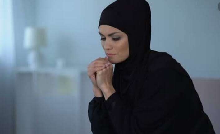 Seorang Muslimah menunggu kehadiran suami. (Ilustrasi)