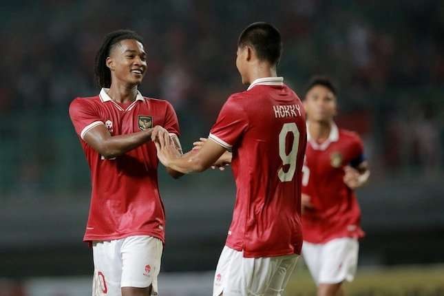 Ronaldo Kwateh dan Hokky Caraka merayakan gol Timnas Indonesia u-19 ke gawang Brunei Darussalam U-19 di laga kedua Grup A Piala AFF U-19 2022 di Stadion Patriot Chandrabhaga, Bekasi. (Foto: Ant)