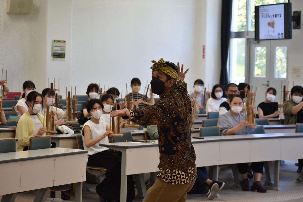 Seniman asal Bandung, Ardian Sumarwan ajarkan bermain angklung di hadapan ratusan siswa dan dosen di Jepang. (Foto: Dokumen KBRI Tokyo)