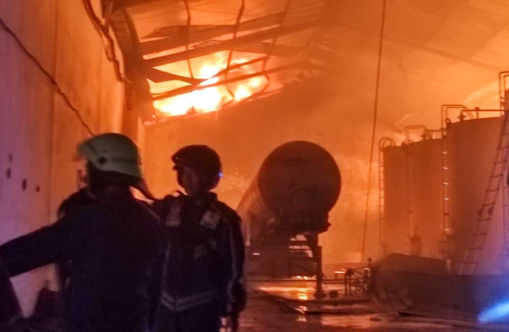 Petugas pemadam kebakaran berusaha memadamkan api di pabrik cat PT MCI di Sidoarjo, Jawa Tengah. (Foto: Aini Arifin/Ngopibareng.id)