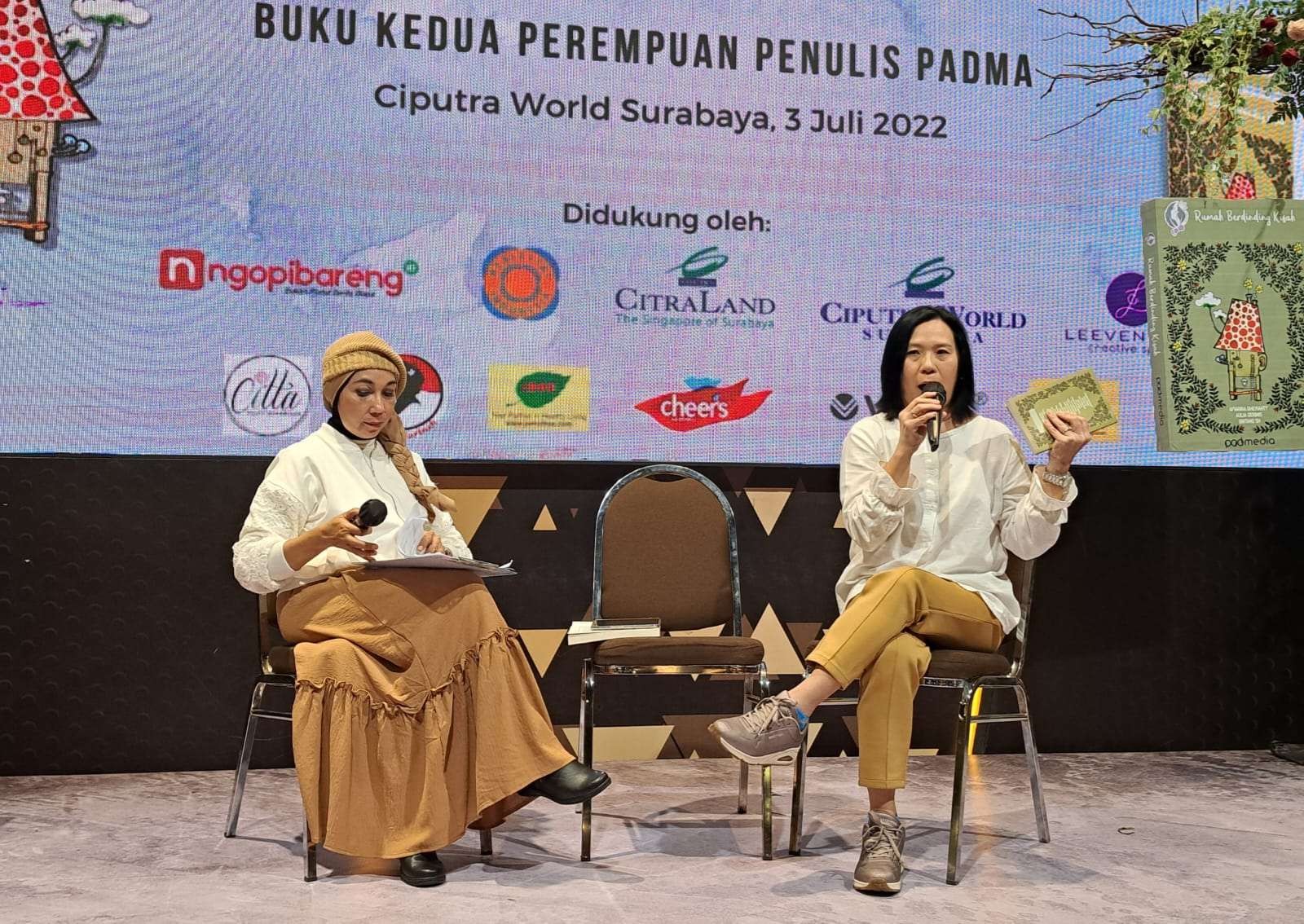 psikolog, Maria Fanda Kurniawati saat membedah buku kedua Perlima berjudul "Rumah Berdinding Kisah". (Foto: Pita Sari/Ngopibareng.id)
