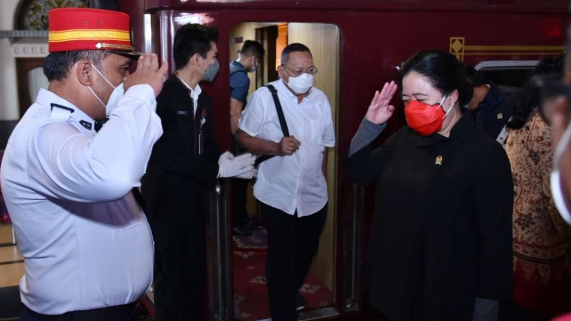 Ketua PDIP Puan Maharani beserta rombongan tiba di Stasiun Cirebon Jawa Bat dalam acara temu kader mewakili Ketum PDIP Megawati (Foto: Istimewa)