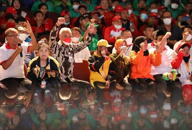 Gubernur Ganjar Pranowo dan istri, Siti Atikoh jadi rebutan swafoto di pembukaan Pekan Special Olympics Nasional (PeSONas) 2022 di Holy Studium, Semarang , Senin 4 Juli 2022. (Foto: Istimewa0
