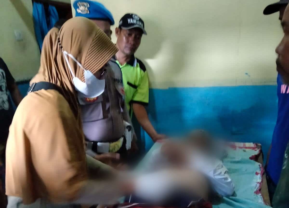 Petugas medis memeriksa kondisi korban. (Foto: Istimewa)