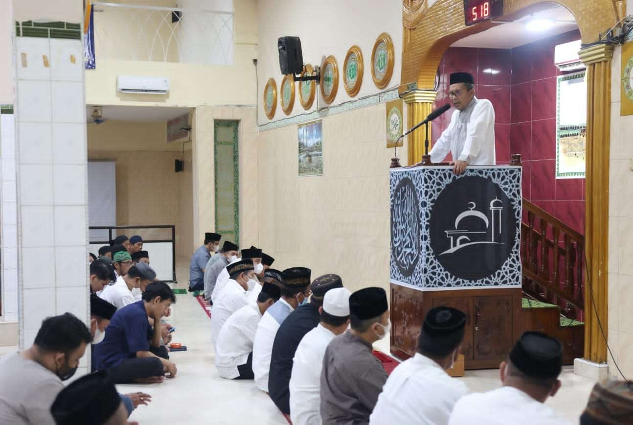 Shalat Id di masjid di Makasar. Keindahan Islam dalam perbedaan, sebagai rahmat. (Foto: Istimewa)