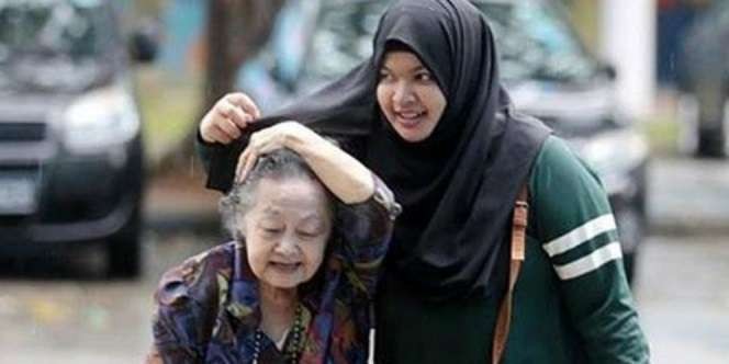 Seorang Muslimah melindung neneknya dengan kerudungnya. (Foto: Istimewa)