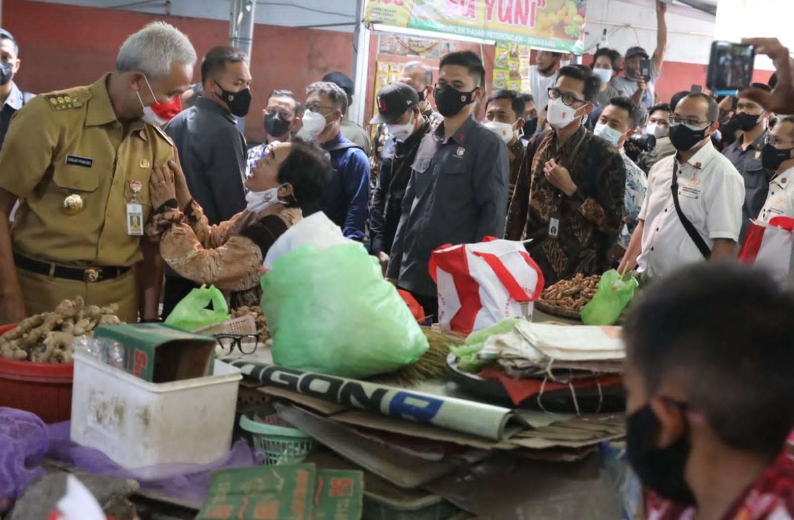 Gubernur Ganjar mendampingi Presiden Jokowi mengunjungi Pasar Peterongan usai menghadiri upacara Hari Bhayangkara. (Foto: Istimewa)