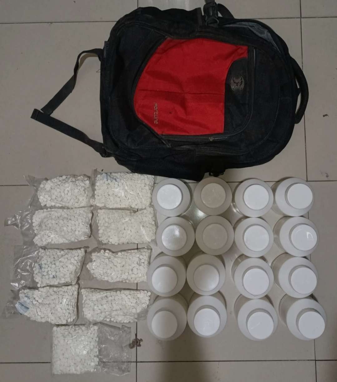 Barang bukti puluhan ribu pil dobel L yang diamankan polisi.(Foto: Deni Lukmantara/Ngopibareng.id)