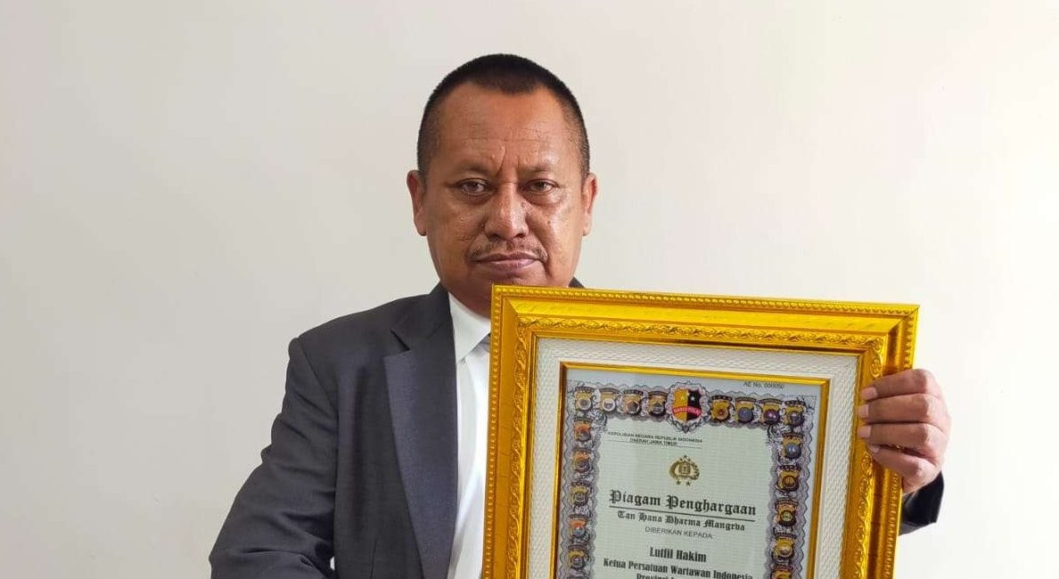 Ketua PWI Jatim, Lutfil Hakim, saat menunjukkan piagam penghargaan dari Kapolda Jatim, Selasa 5 Juli 2022. (Foto: Istimewa).