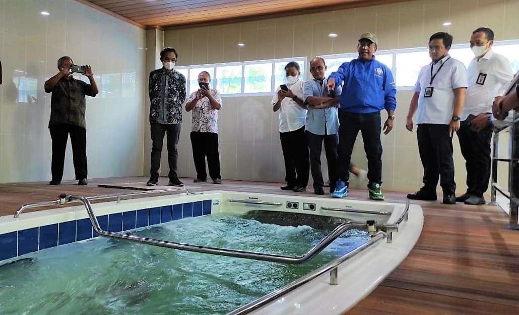 Rektor Unesa, Nur Hasan saat melakukan peninjauan gedung doping yang sudah selesai dibangun. (Foto: Istimewa)