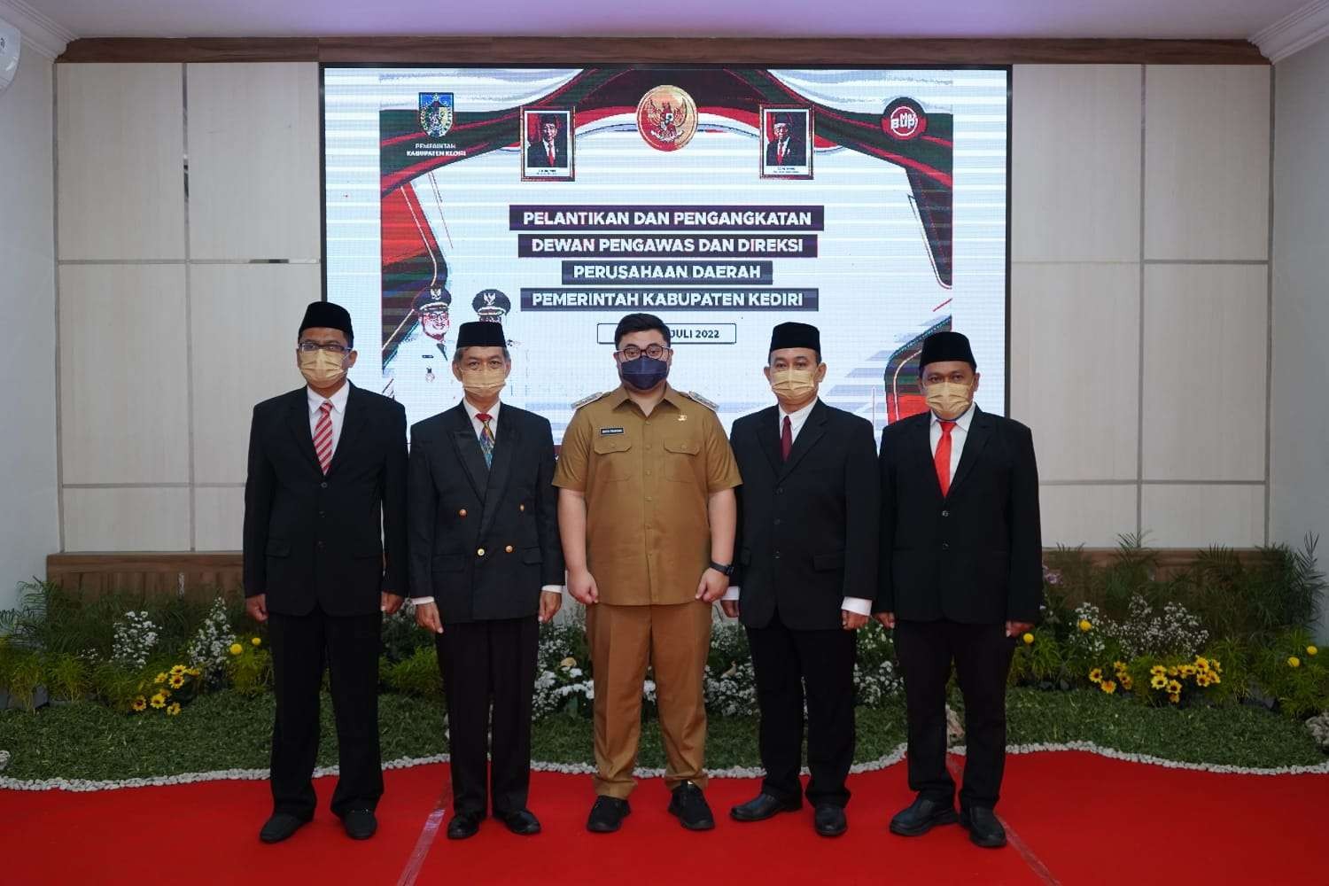 Bupati Kabupaten Kediri Hanindhito Himawan Pramana bersama Dewan Pengawas dan direksi BUMD Kabupaten Kediri. (Foto: Istimewa)