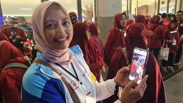 Izwatul Amanah memberanikan diri minta swafoto pada Gubernur Ganjar Pranowo saat acara pembukaan Pekan Special Olympics Nasional (PeSOnas) 2022 berlangsung. (Foto: Istimewa)