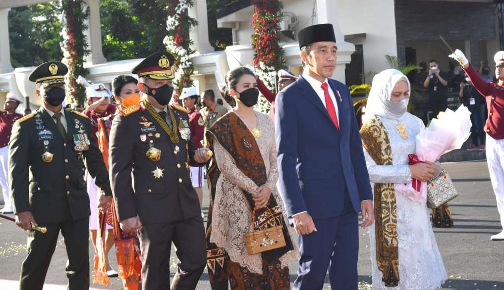 Presiden Jokowi didampingi Ibu Negara Iriana menghadiri HUT Bhayangkara di AKPOL Semarang, Jawa Tengah. Ia meminta Polri kawal Pemilu hingga Pilkada serentak 20024. (Foto:  Setpres)