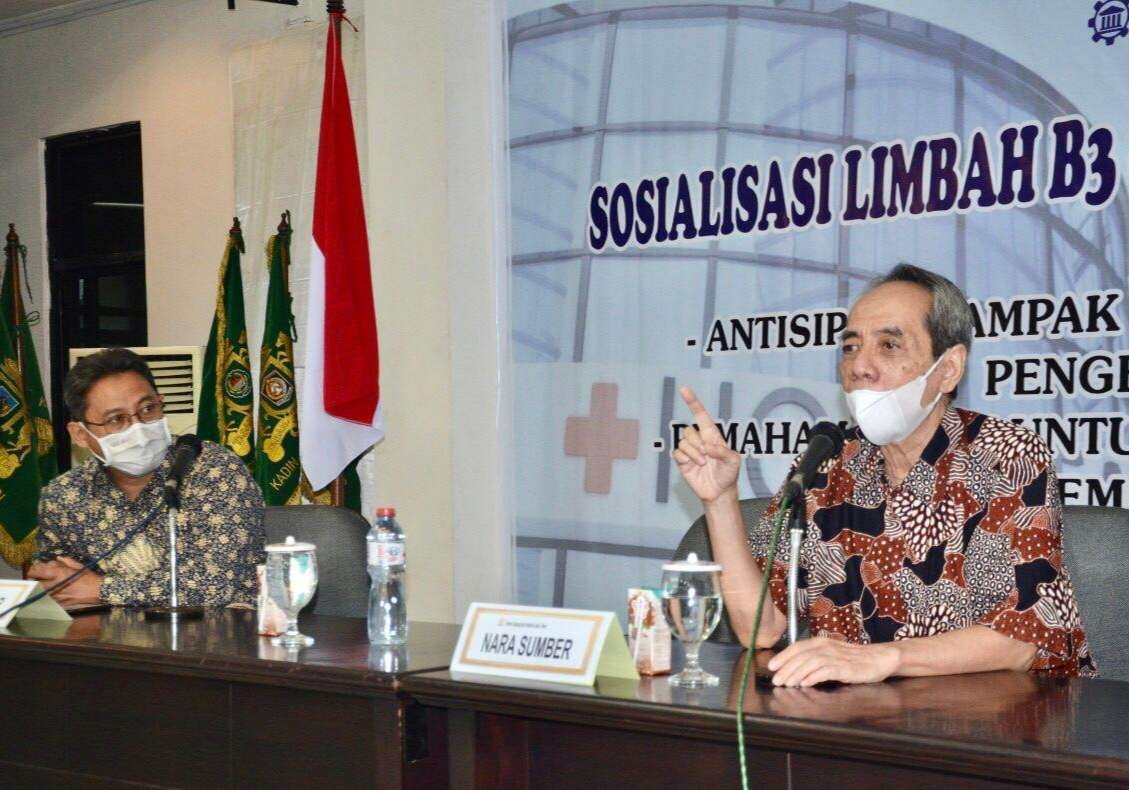 Ketua Perkumpulan Ahli Pengkaji Teknis Industri (PAPTI) Jatim, Gatut Prasetiyo (kanan) dalam sosialisasi limbah B3 dan SLF. (Foto: Istimewa)