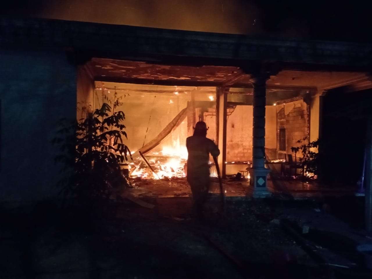 Petugas pemadam kebakaran Tuban melakukan upaya pemadaman kebakaran rumah warga. (Foto: Dokumentasi Damkar Tuban)