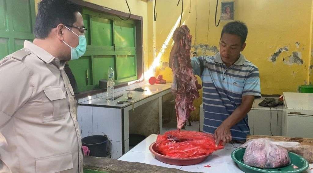 Wakil Ketua DPRD Jatim, Anwar Sadad (kiri) saat melakukan sidak harga daging di Pasar Besuki, Probolinggo, Selasa 5 Juli 2022. Ia meminta Pemprov Jatim serius tangani PMK. (Foto: Istimewa)