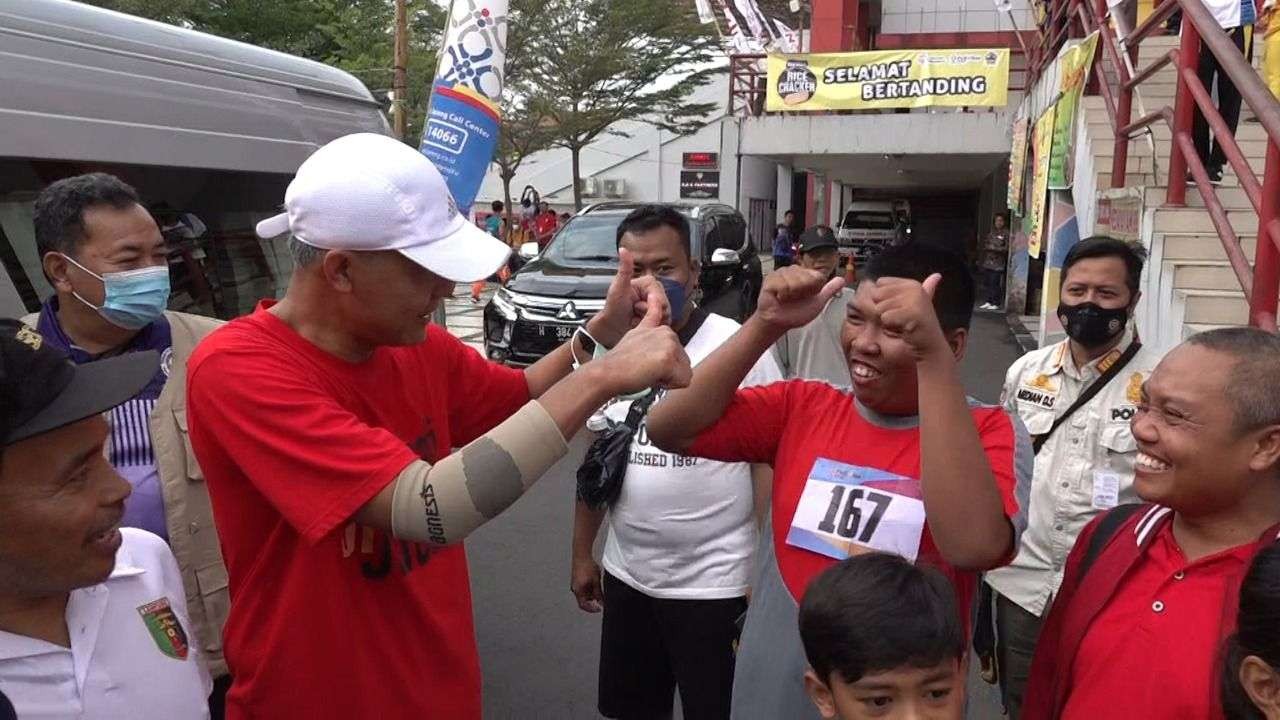 Gubernur Ganjar datang langsung menyaksikan perjuangan atlet berkebutuhan khusus Jateng di PeSONas. (Foto: Istimewa)