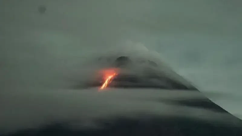 Gunung Merapi luncurkan lava pijar. (Foto: Ant)