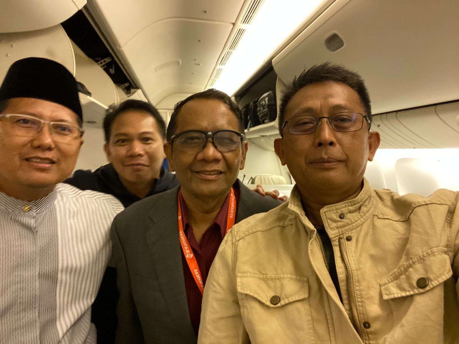 Menkopulhukam M Mahfud MD bersama KH Cholil Nafis saat hendak berangkat naik haji di Bandara Soekarno-Hatta Tangerang. (Foto:istimewa)