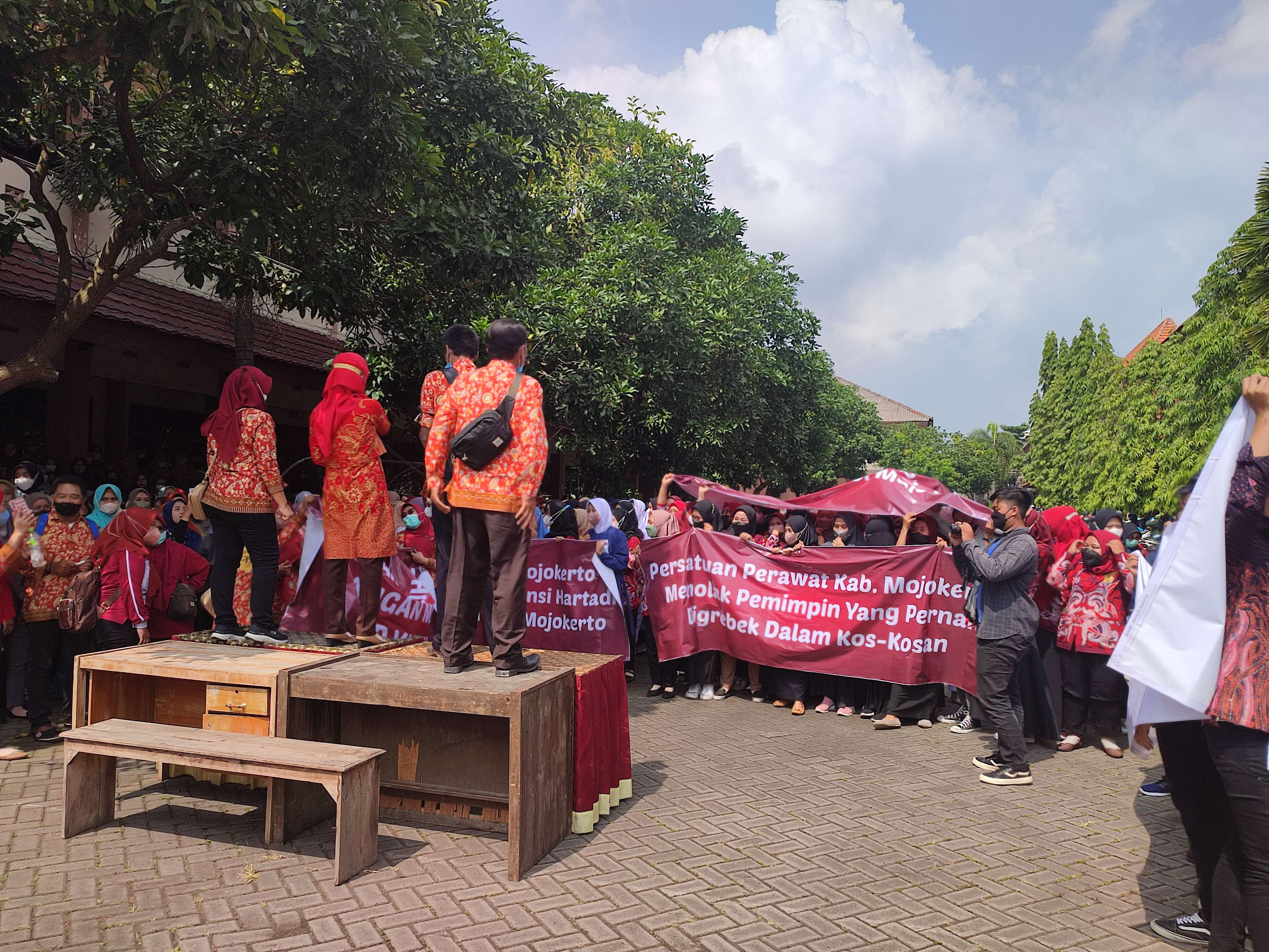 Mahasiswa dan karyawan Stikes Bina Sehat PPNI Mojokerto demo di halaman Kampus.(Foto : Deni Lukmantara/Ngopibareng.id)