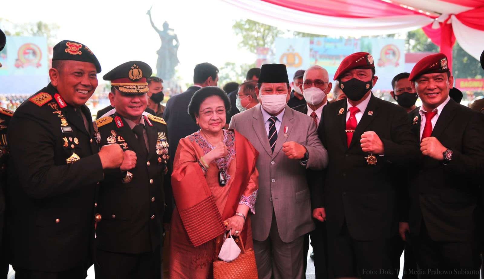 Megawati dan Prabowo di tengah para seniornya, bertemu pada upacara HUT. Kejadian yang langka di tengah hiruk-pikuk isu politik. (Foto: Istimewa)