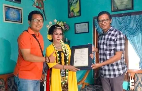 Ibu Tresnawati pencipta Tari Remo Tresnawati menerima sertifikat HaKI Kemenkumham RI dari Ketua DKS Situbondo, Edy Supriyono. (Foto: Dokumen DKS Situbondo)
